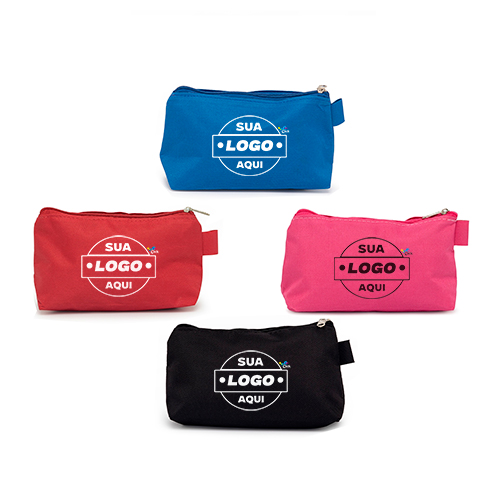 Necessaire em nylon com alça pequena para acesso de chaveiro ou gancho.

Alura: 11cm
Largura: 18,8cm

Medidas aproximadas para gravação (CxL): 7cm x 12cm